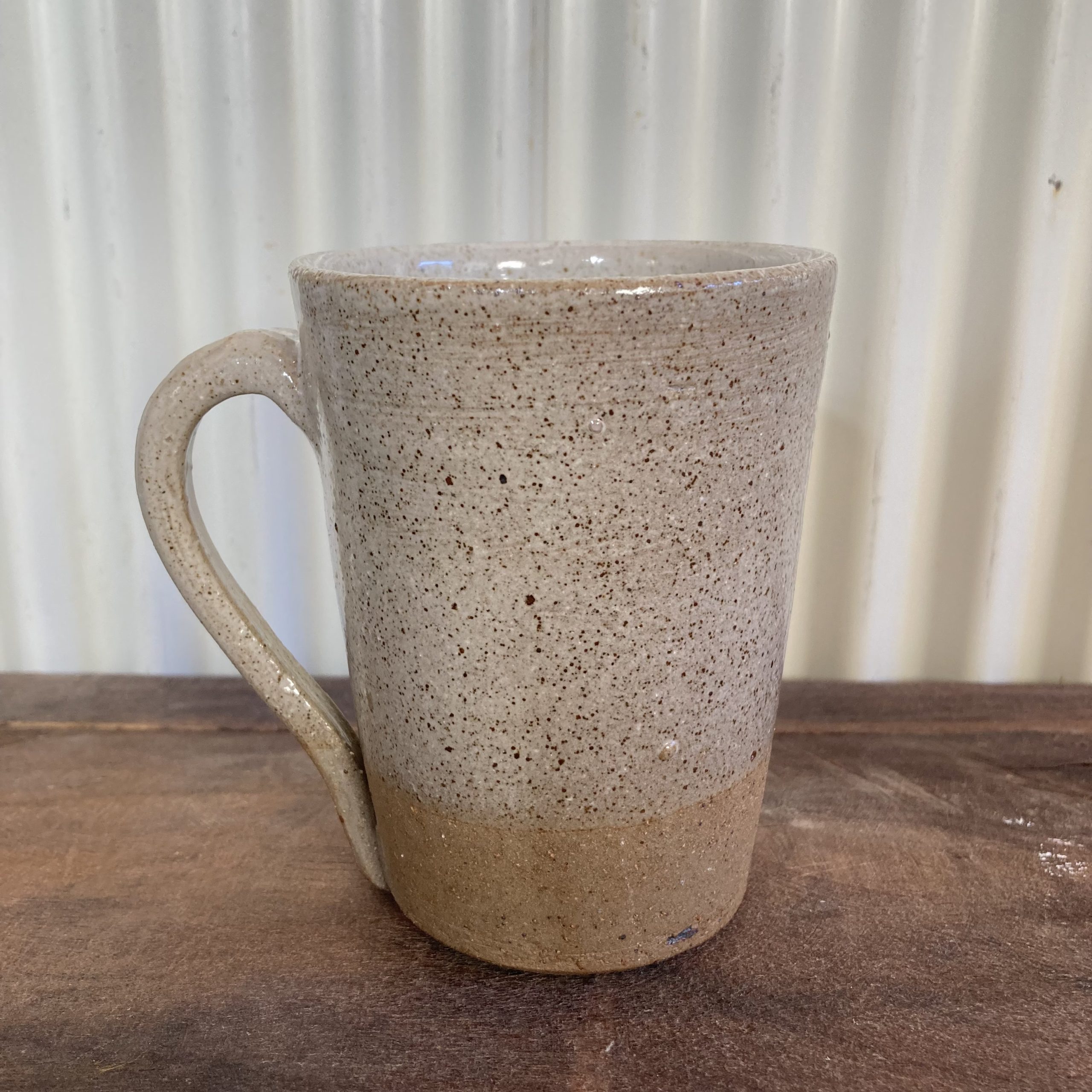 Taza blanca moteada larga